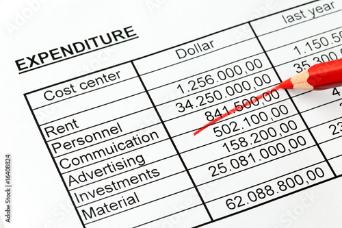 Zahlen einer Statistik mit Rotstift. Amerikanisch.