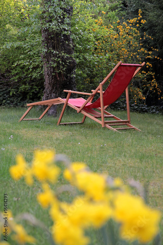 Roter Liegestuhl im Garten