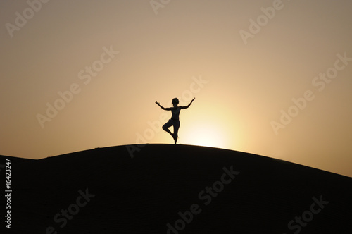donna in meditazione nel deserto