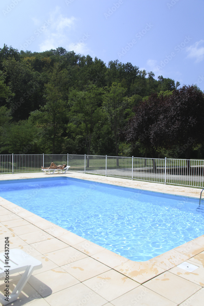 piscine et forêt