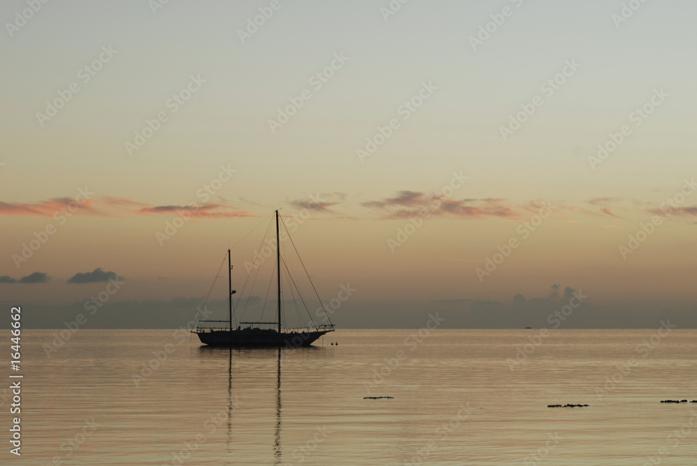 Barca solitaria al tramonto