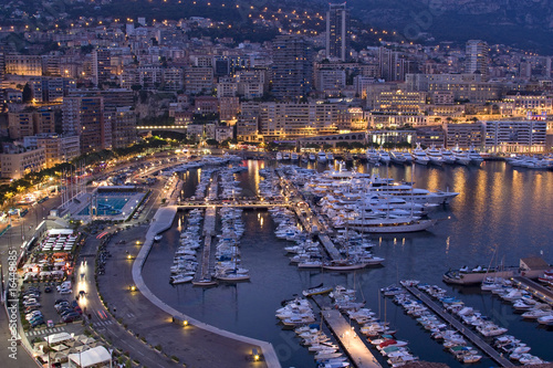 Yachten im Hafen Port Hercule von Monaco bei Nacht #16448885