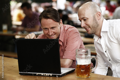 männer biergarten notebook photo