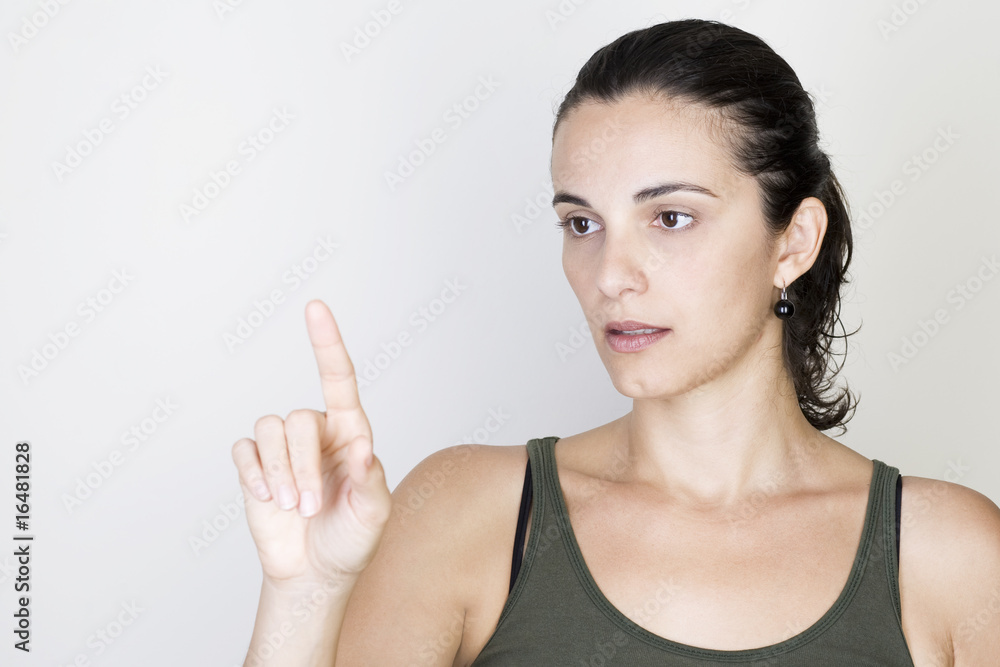Junge Frau drückt auf einen virtuellen Schirm Junge Frau drückt auf einen virtuellen Schirm