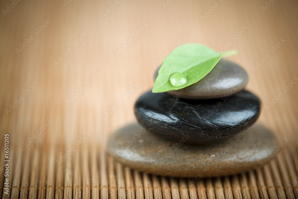 Concept zen / pierres empilées et feuille verte