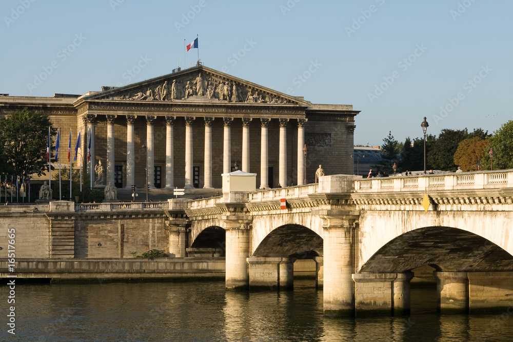 Naklejka premium Le Palais Bourbon qui abrite l'Assemblée Nationale à Paris