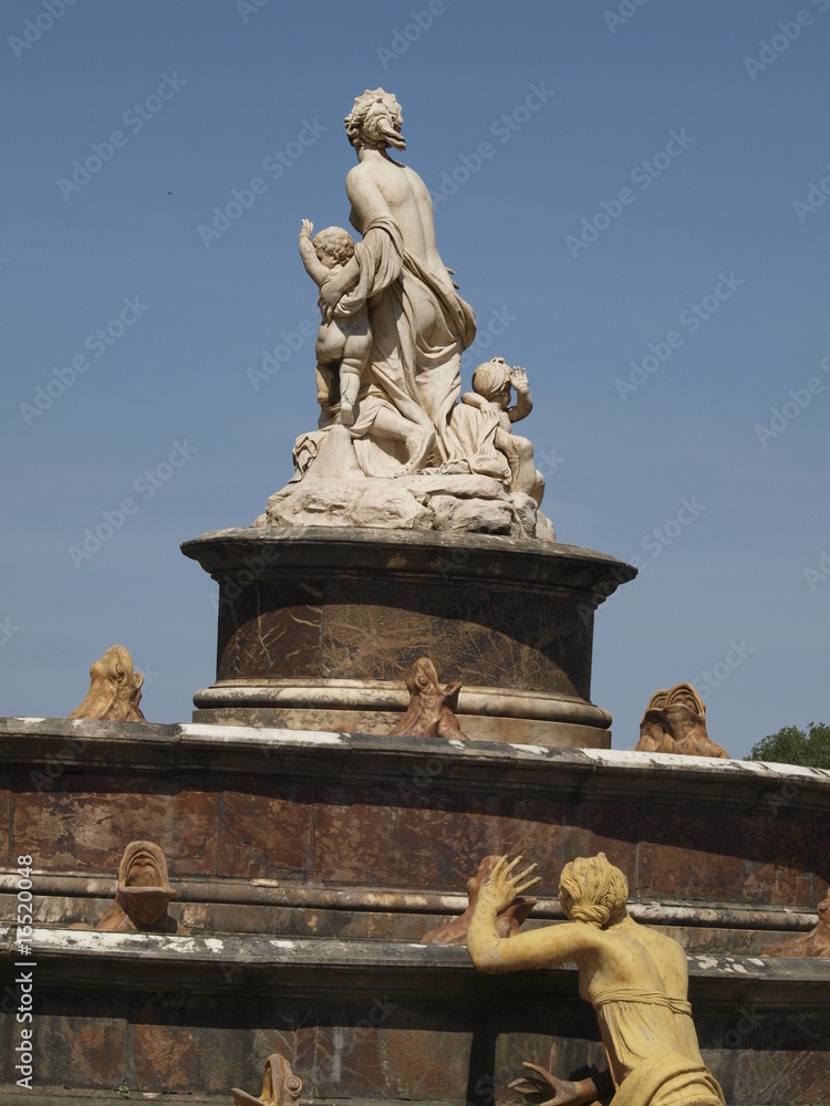 Fuente monumental en el Palacio de Versalles
