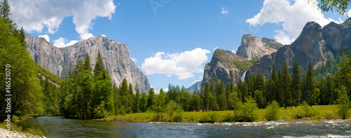 A panaromic view of Yosemite Valley