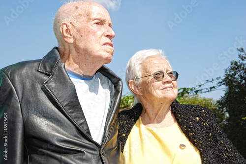 Casal de idosos olhando felizes para o horizonte photo
