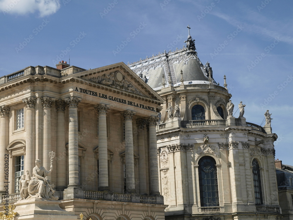 Iglesia y edificio neoclasico en el Palacio de Versalles