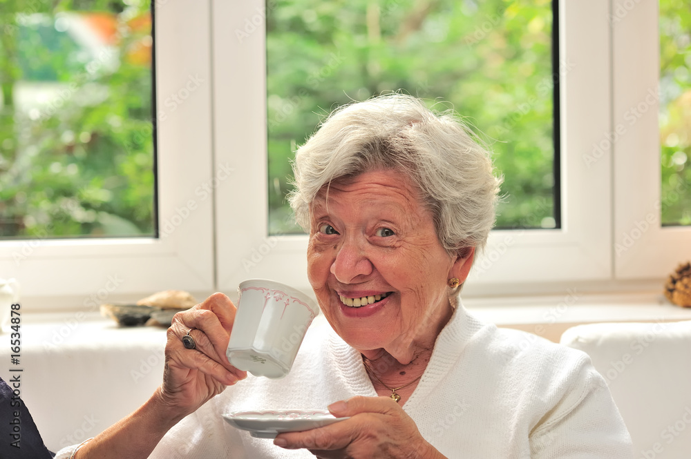 Seniorin trinkt Kaffee II