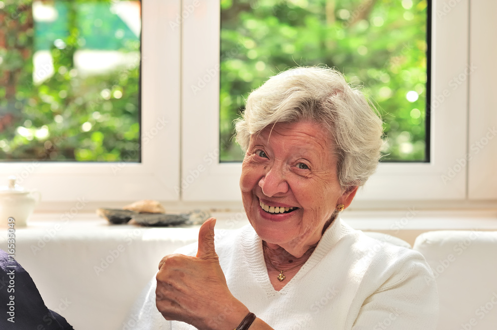 Seniorin stimmt fröhlich zu Seniorin stimmt fröhlich zu