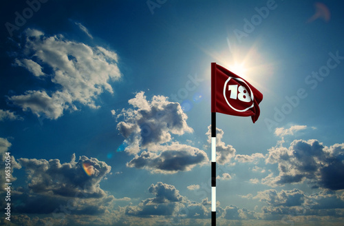 Golf-Fahne - Loch 18 + Himmel mit Sonne photo