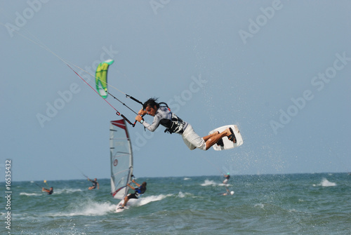 kitesurf jumping