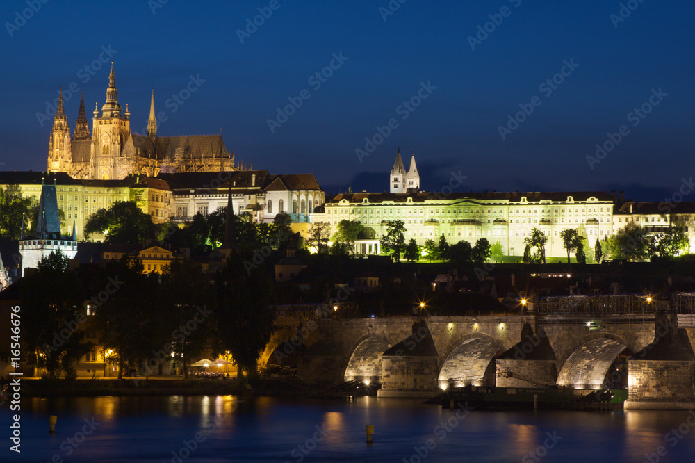 Castello  di Praga illuminato