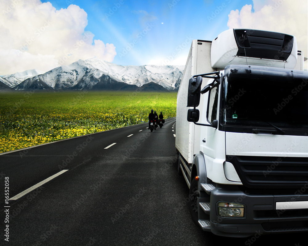 LKW vor Berglandschaft LKW vor Berglandschaft
