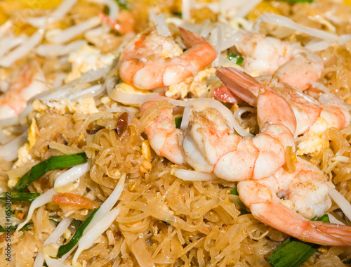 Spicy shrimp pad thai rice noodles