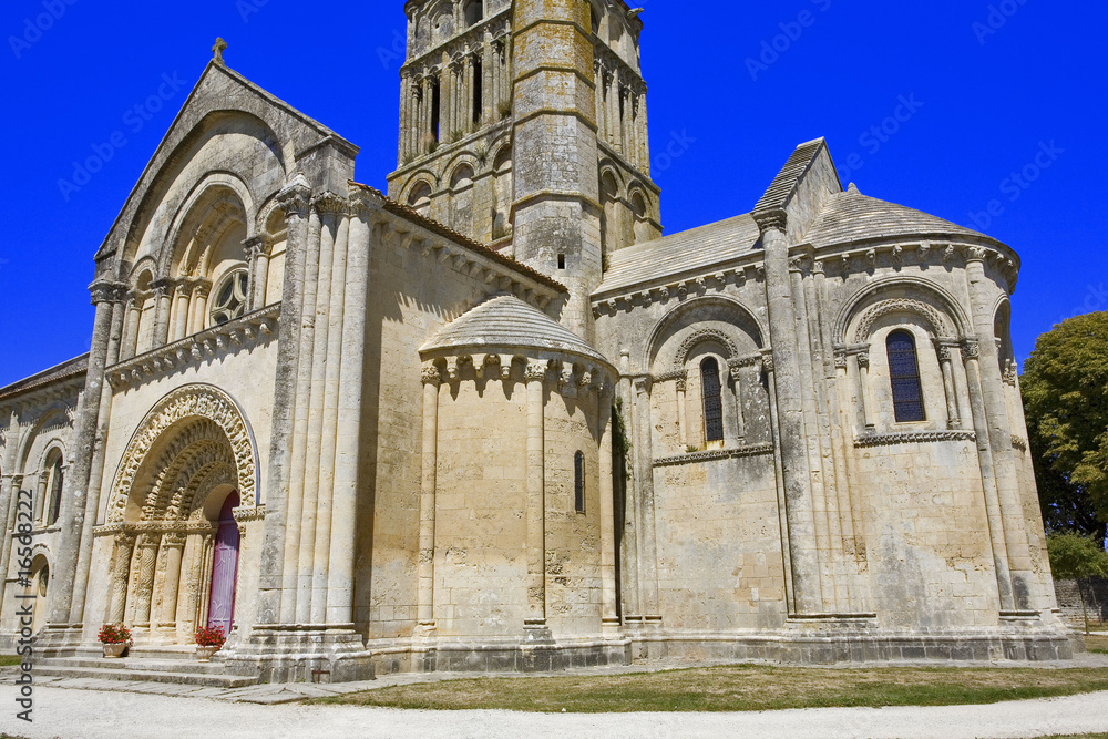france; charente-maritime : Aulnay; église st pierre