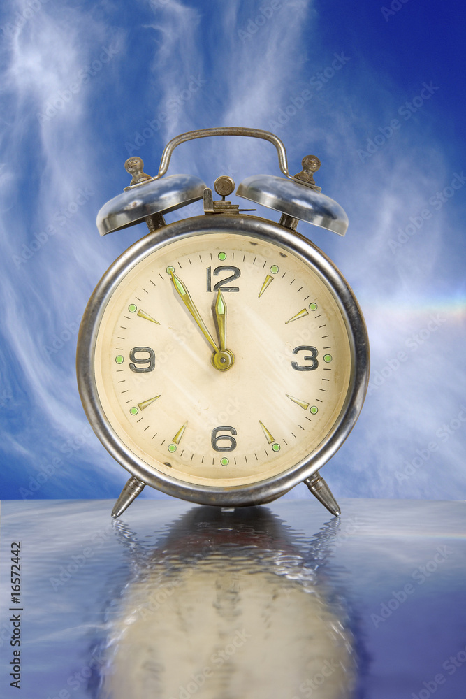 Uhr 5 vor 12 StockFoto Adobe Stock