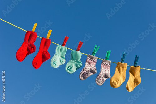 Baby Socken auf Wäscheleine zum Trocknen photo