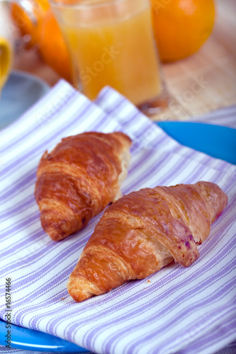 Frühstück mit Croissant,Kaffe,Orangensaft,.Milch