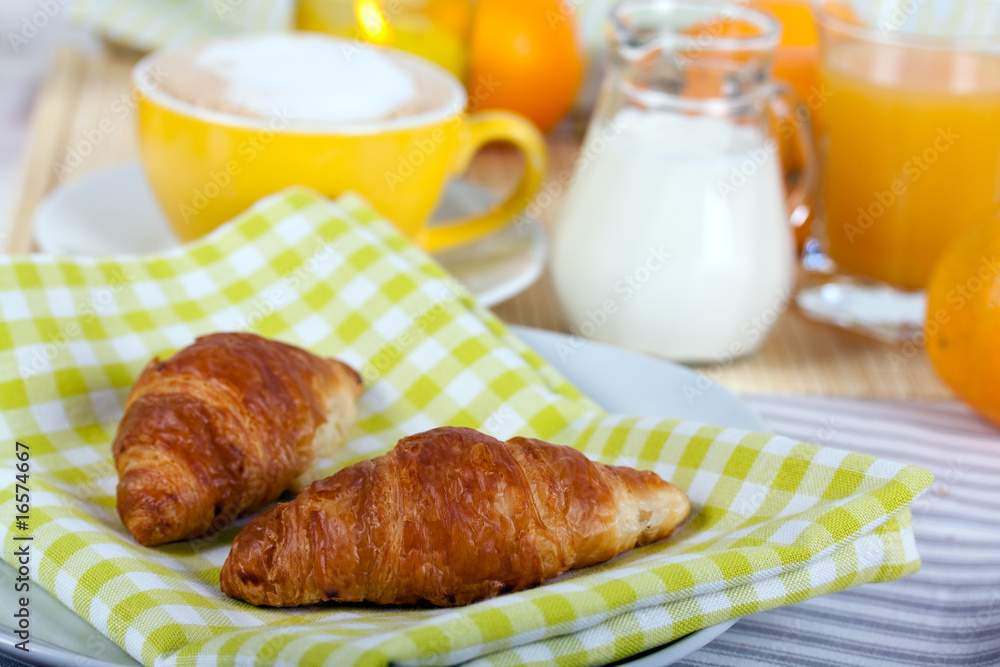 Frühstück mit Croissant,Kaffe,Orangensaft,.Milch