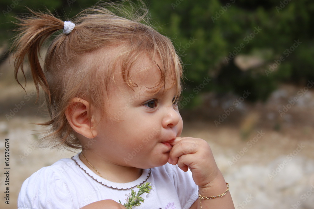 portrait bébé fille blonde de profil Stock Photo | Adobe Stock