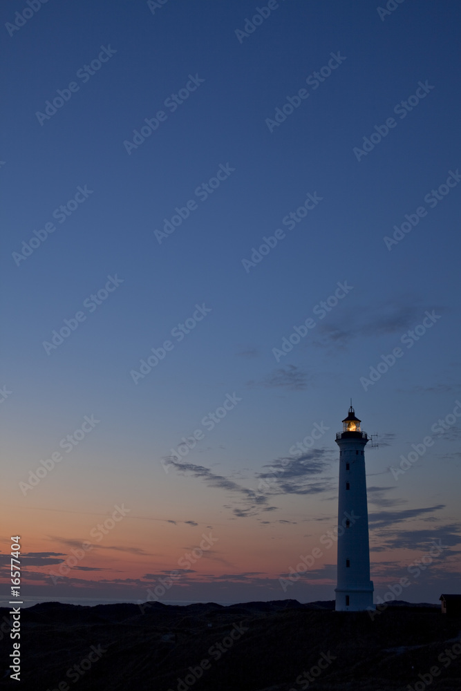 Silhouette eines dänischen Leuchtturms bei Sonnenuntergang