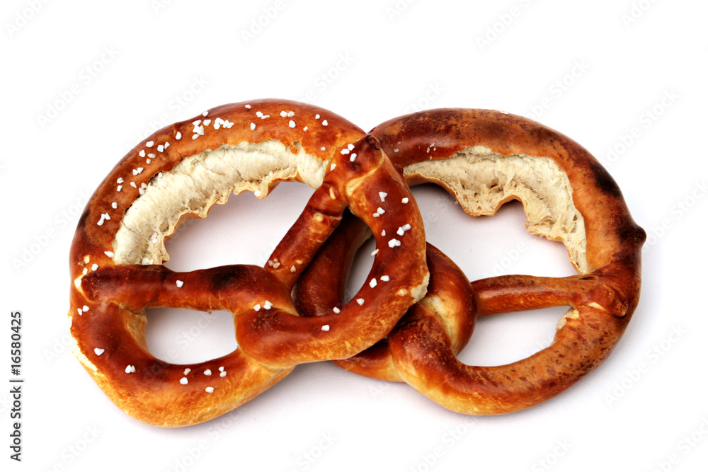Zwei Bretzeln mit und ohne Salz Zwei Bretzeln mit und ohne Salz