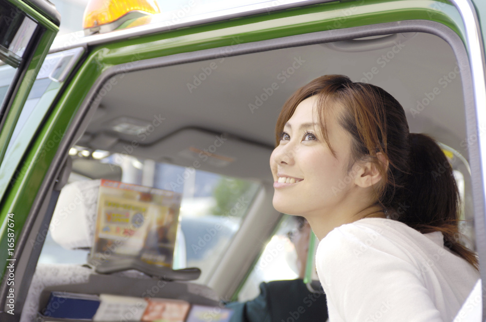 タクシーと女性 タクシーと女性