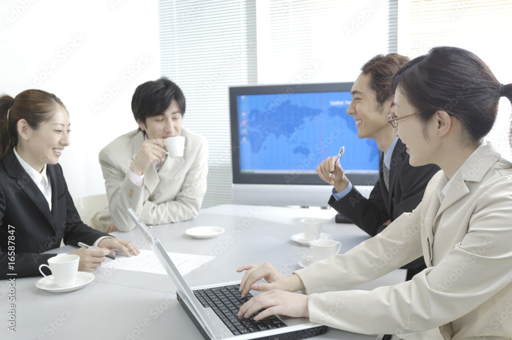 Obraz premium 会議中のビジネスマン