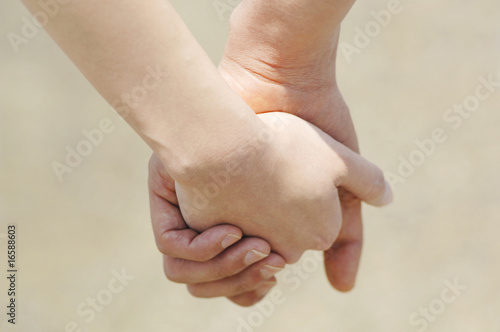 手をつなぐカップルの手 © Paylessimages