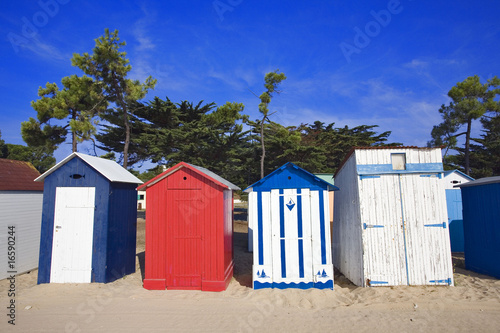 france  charente maritime  oléron  st denis : cabines de plage © JONATHAN