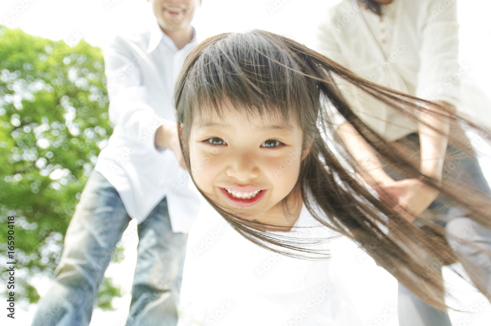 笑顔の女の子と後ろに立つ両親 Stock 写真 Adobe Stock
