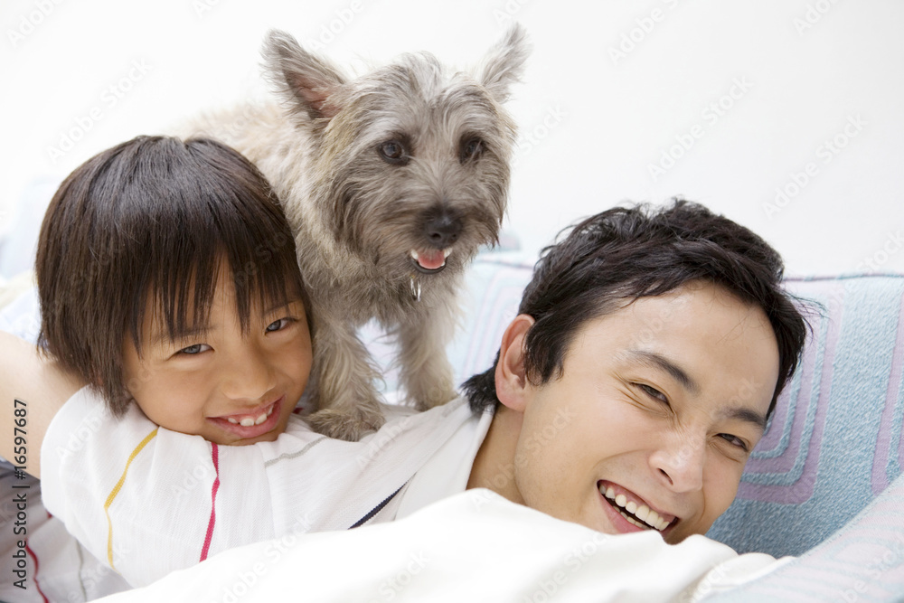 父親の背中に乗る子供と犬 Stock Photo Adobe Stock