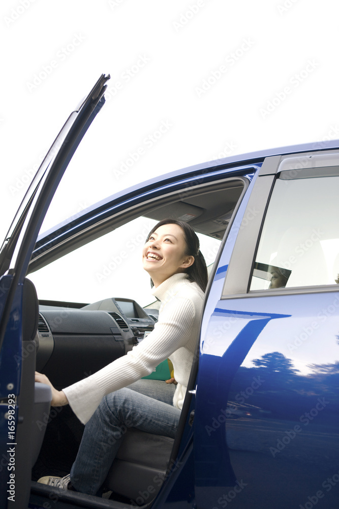 車を降りようとする女性 車を降りようとする女性