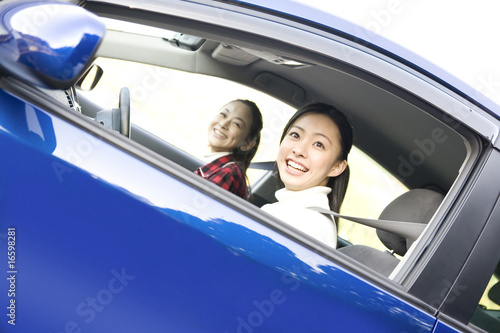 ドライブする女性2人