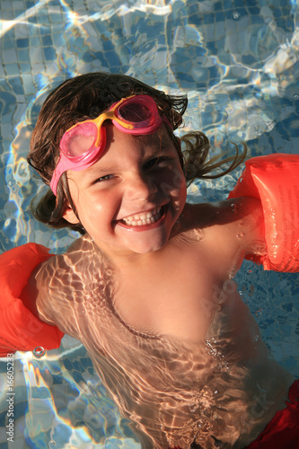 enfant piscine photo