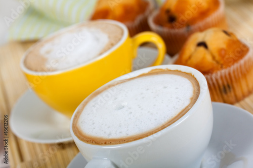 Fr  hst  ck mit Muffin Kaffe Orangensaft .Milc