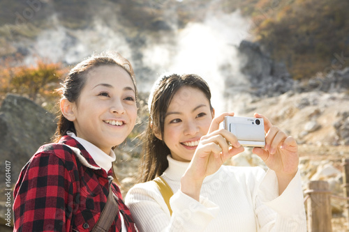 温泉地で記念撮影をする女性 photo