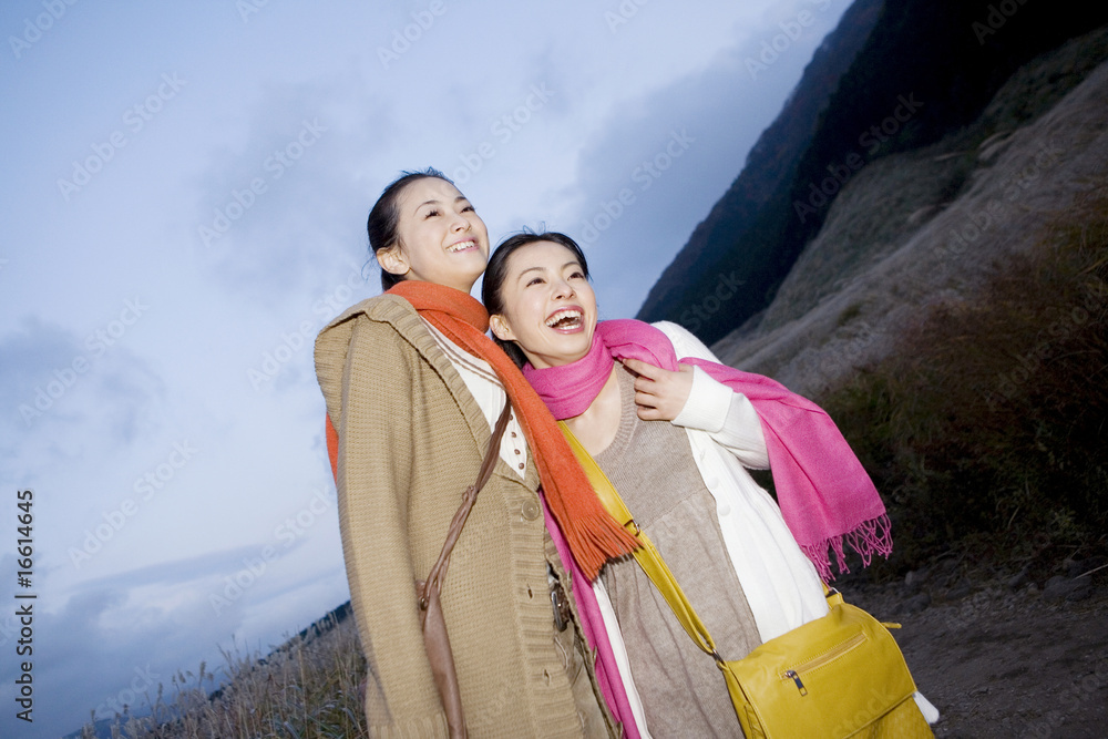 Naklejka premium すすき草原に立つ女性達