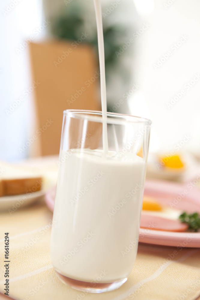 コップに注がれている牛乳 コップに注がれている牛乳