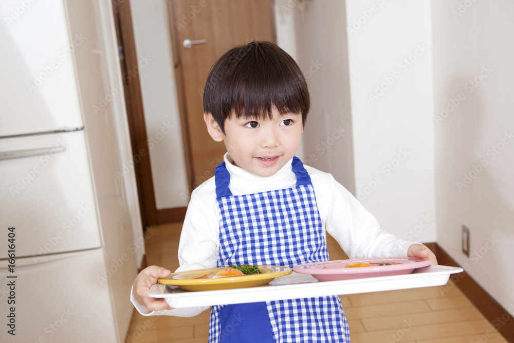 ハムエッグの皿を運ぶ男の子 ハムエッグの皿を運ぶ男の子