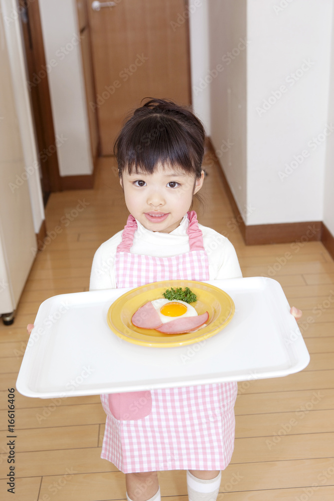 ハムエッグの皿を運ぶ女の子 ハムエッグの皿を運ぶ女の子