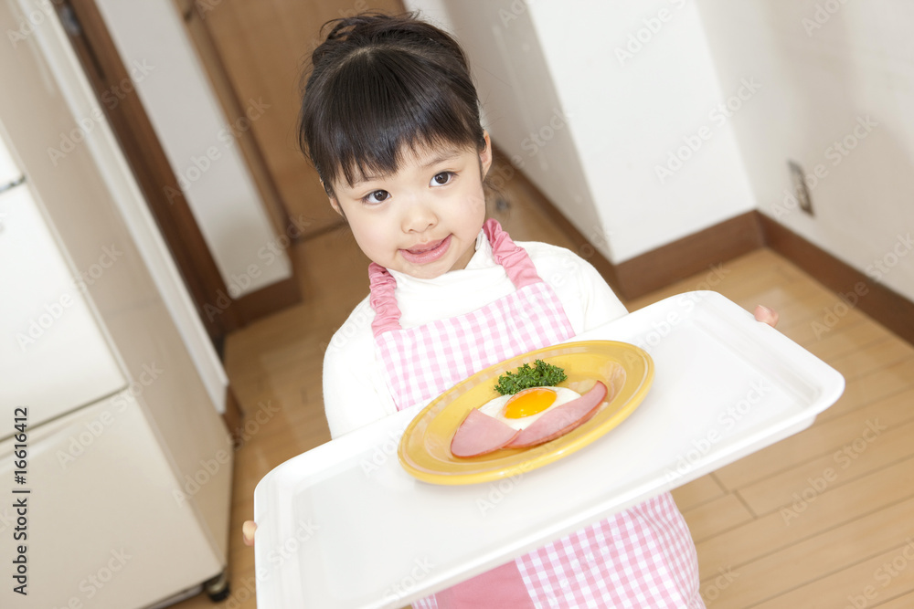 ハムエッグの皿を運ぶ女の子