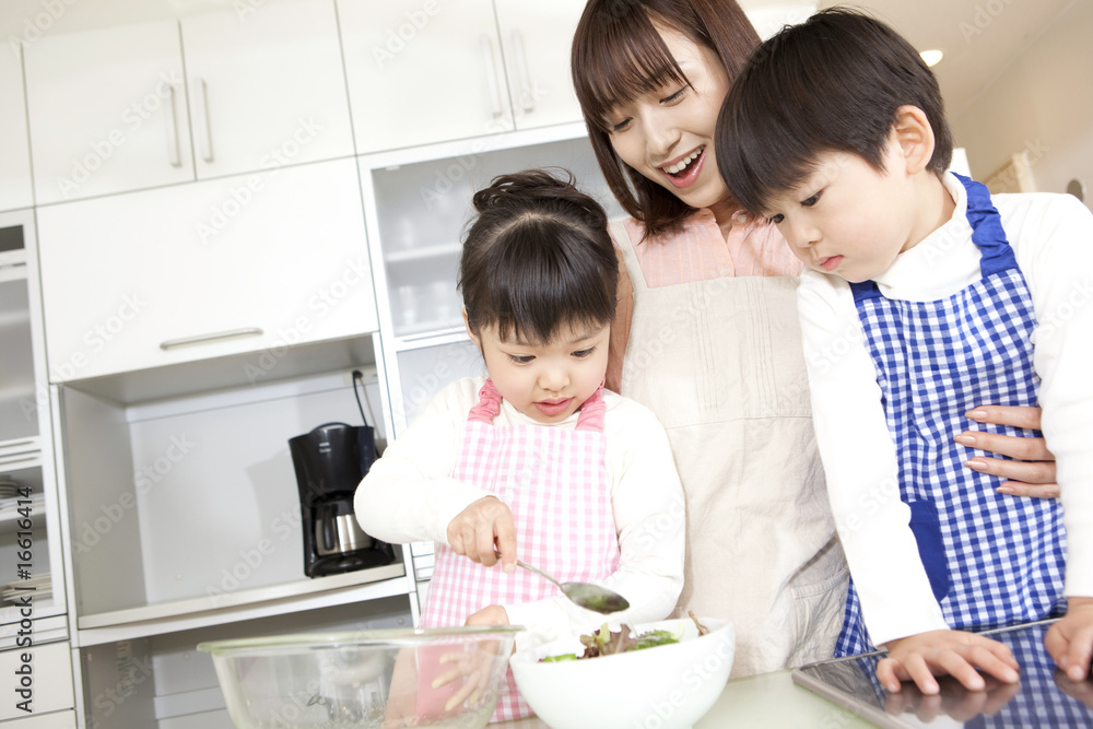 料理を手伝う子供達