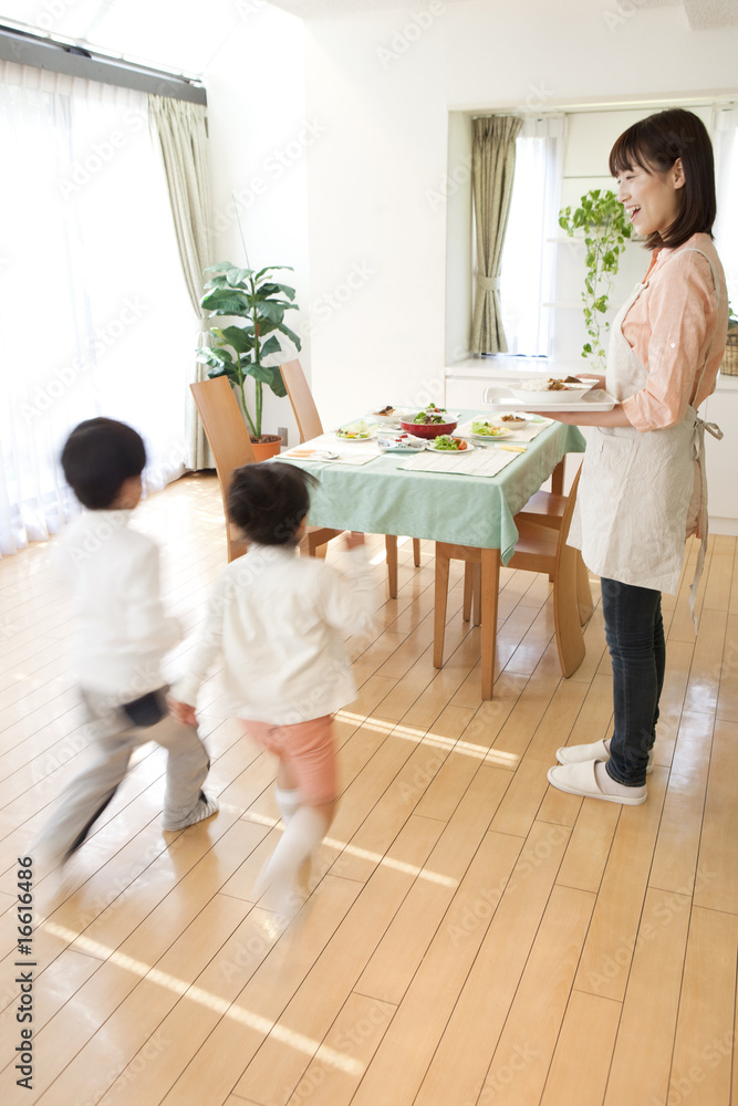 食卓に走って向かう子供たちの後姿