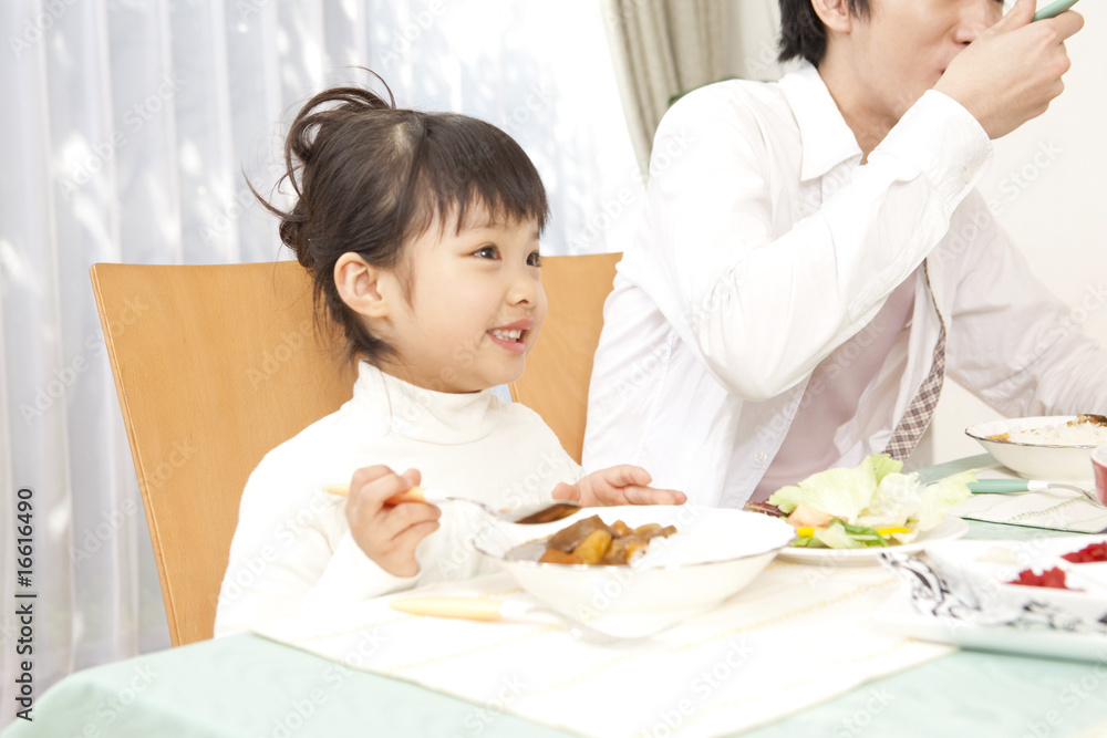 カレーライスを食べる女の子