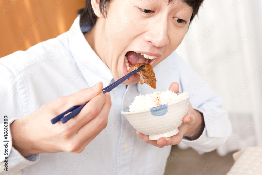 焼肉を食べる男性 焼肉を食べる男性