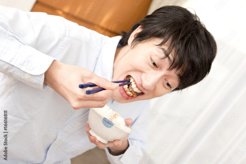 焼肉を食べる男性 焼肉を食べる男性